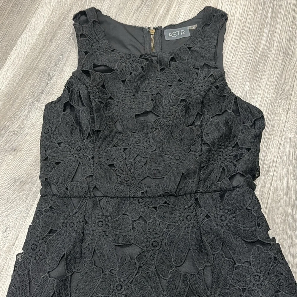 Lace Crochet ASTR The Black Label Women’s Black Sleeveless Midi Dress Medium - Picture 4 of 16